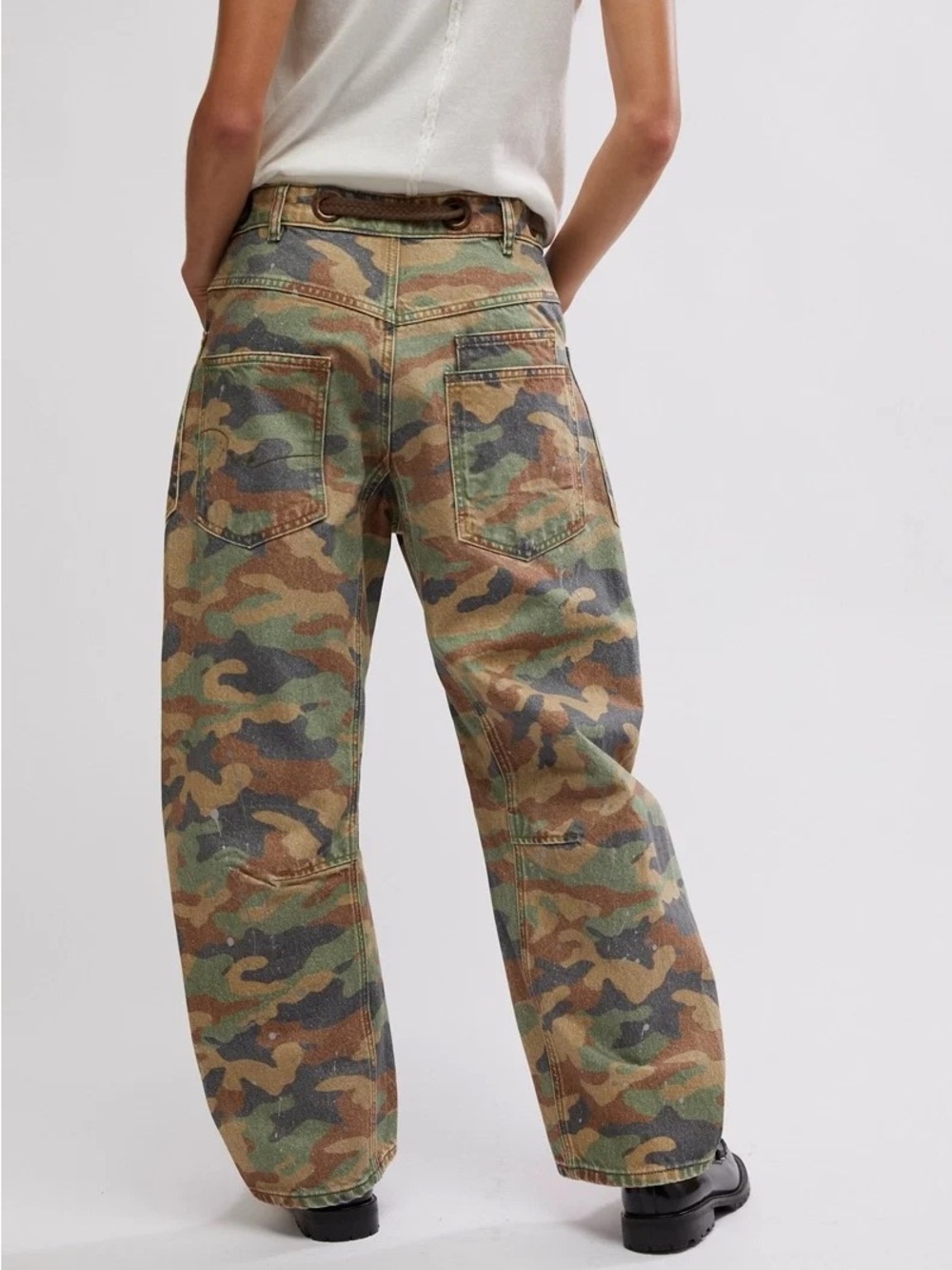 FREE PEOPLE - WE THE FREE MOXIE PRINTED LOW-SLUNG BARREL JEANS IN MULTI COMBO - Picture 2 of 5